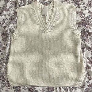 White v neck sweater vest oversized